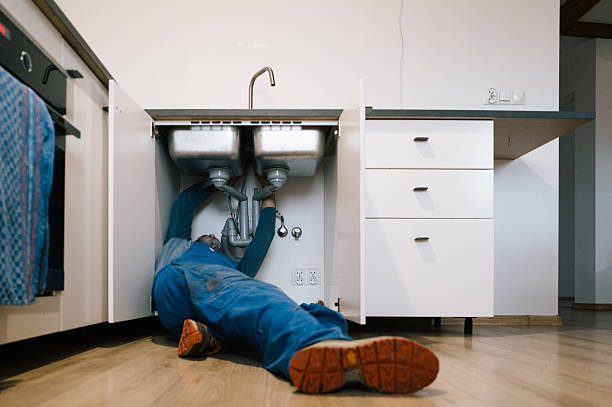 Professional Emergency Plumber technician working in Warrenville, IL